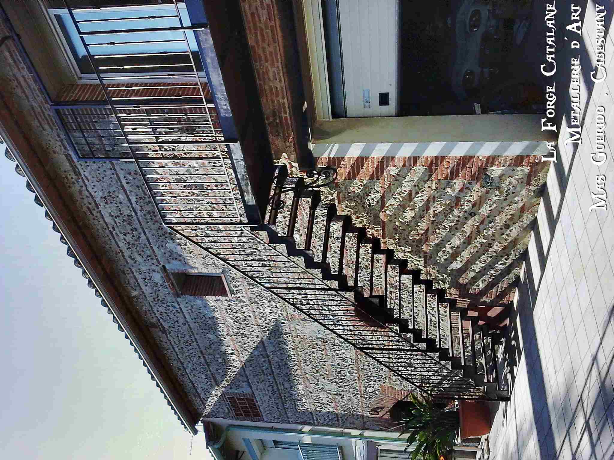 escalier double limon exterieur avec plateforme en fer remplissage barreaudage droit avec bague marche en tole larme pliee forge catalane (1).jpg